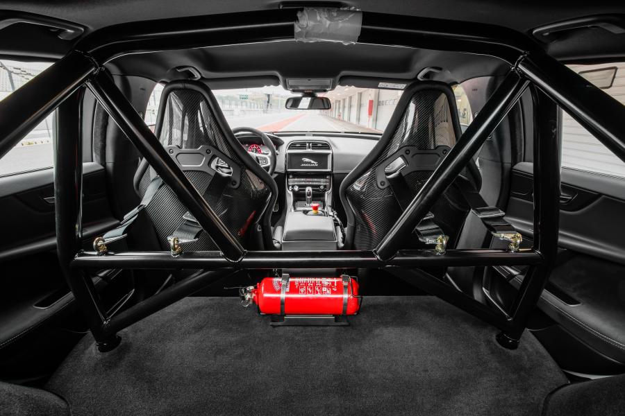 Интерьер Jaguar XE SV Project 8 (X760) 2017 года  (WW) (фото 45 из 45)